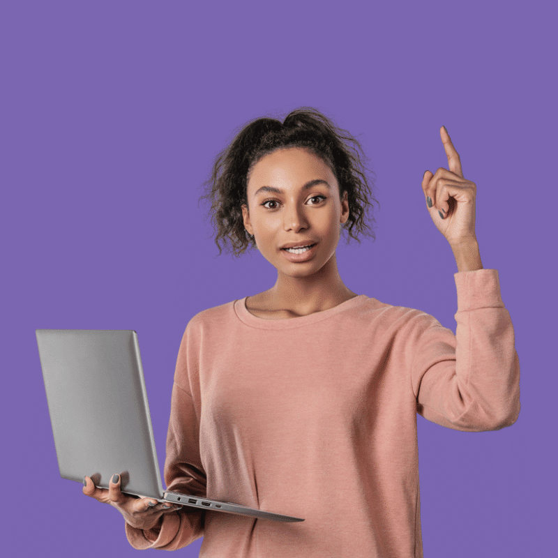 Frau vor lila Hintergrund hält Laptop in der Hand und hebt den Zeigefinger