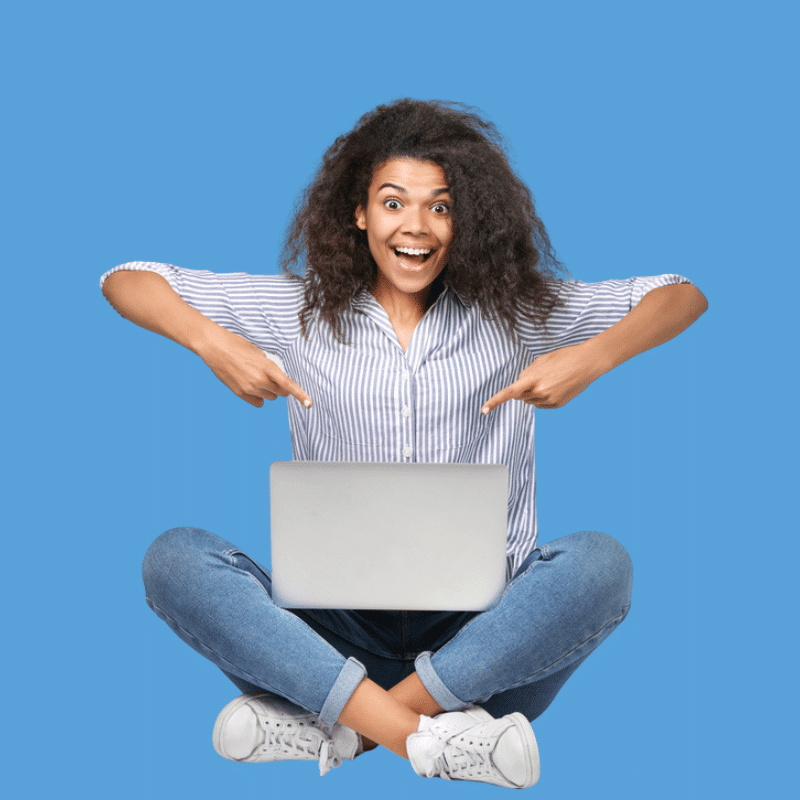 Frau auf blauem Hintergrund zeigt auf Laptop und guckt euphorisch