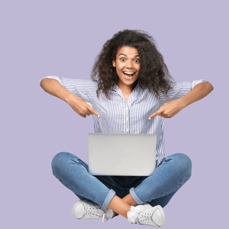 Frau auf helllila Hintergrund zeigt auf Laptop und guckt euphorisch
