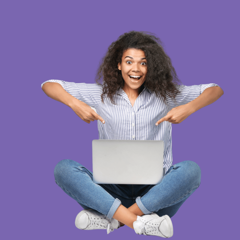 Frau auf lila Hintergrund zeigt auf Laptop und guckt euphorisch